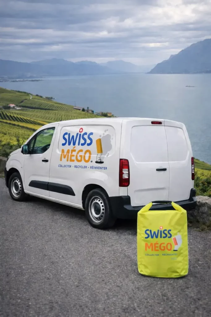 Cendrier Swiss Mégo positionné à l’extérieur d’un bâtiment pour centraliser la collecte des déchets de cigarette.
